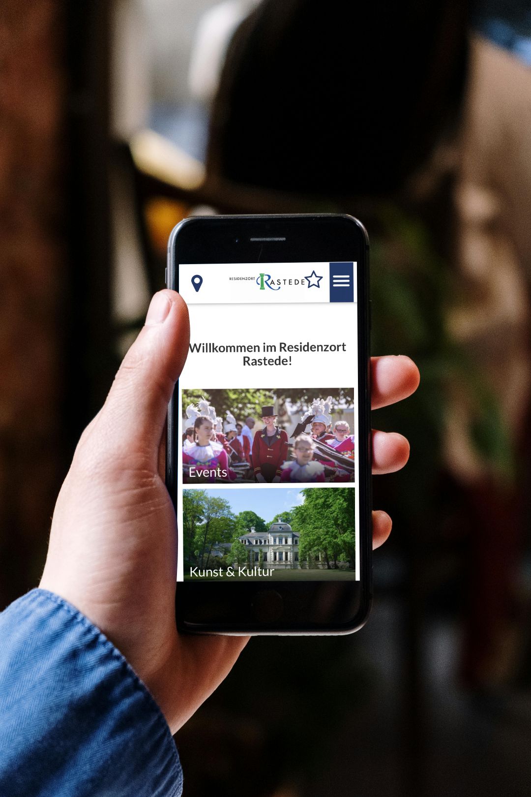 Person mit der neuen Rastede PWA auf dem Smartphone